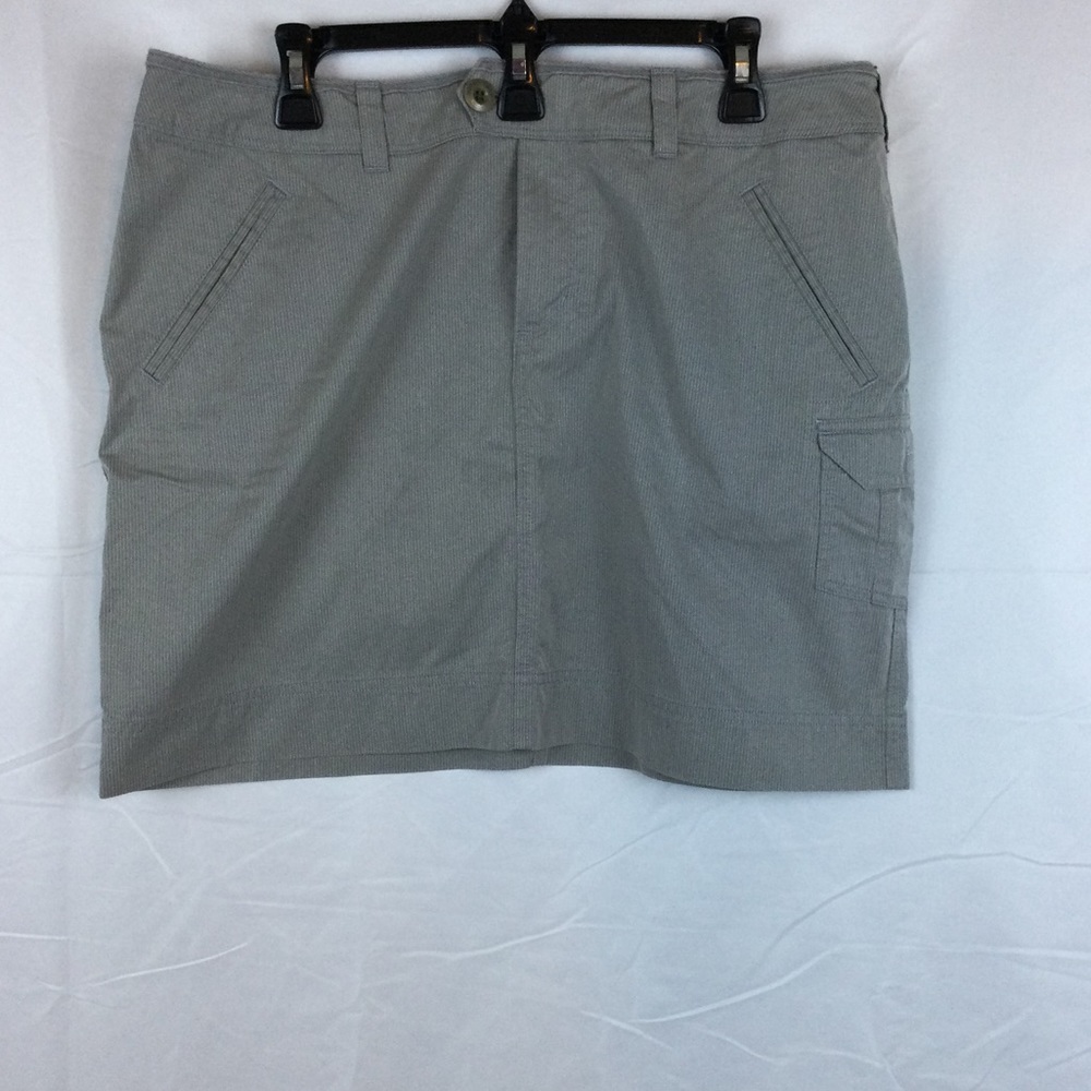 Horny Toad Skirt Size 10 Grey w/ White Pinstripe